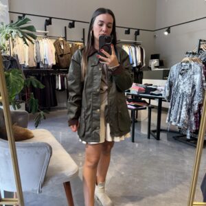 MUMLU KUMAŞ ÖNDEN CEPLİ KISA TRENÇ